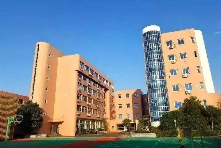 2 上實(shí)劍橋外國語中學(xué)國際高中簡介1.jpg