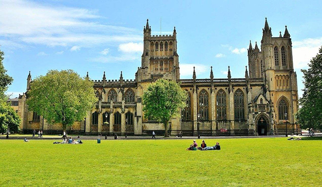 英國大學秋季入學時間，做完十月份開學